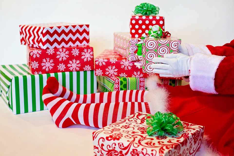 Noël : Le papier cadeau, indispensable au suspense et toujours à la  recherche de nouvelles formes